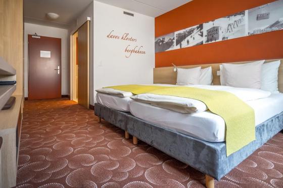 DAVOS: Hotel u. Skipass für 2 - 2-Tageskarte und Wellness 2 