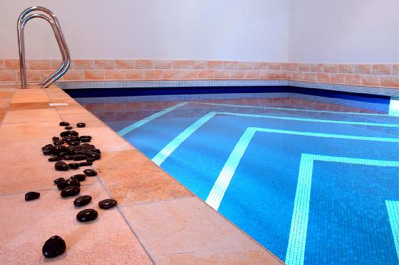 Übernachtung in Le Locle - 1 Übernachtung, beheiztes Hallenbad, Sauna und Frühstück  