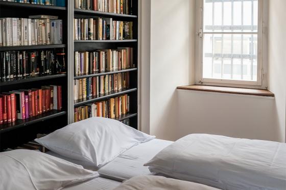 Nuits insolites en hôtel-prison  - 1 nuit dans le bureau du gardien pour 2 personnes  