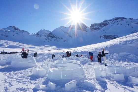 Übernachtung im Iglu - mit Schneeschuhwanderung im Fackelschein und Schlittelplausch  