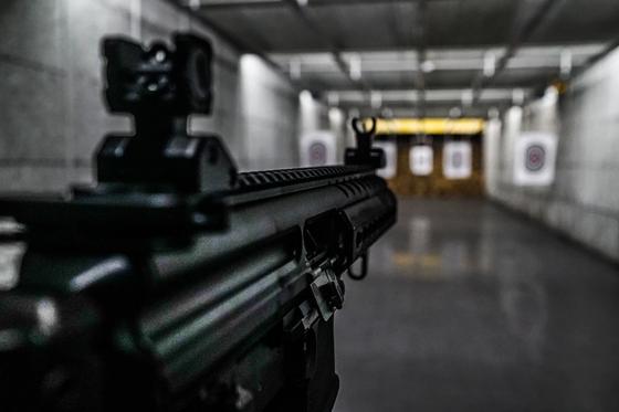 Indoor Schiessanlage - 3 Waffen nach Wahl, Mi-Fr 1 