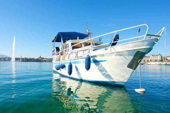 Nuitée dans un bateau de luxe - Nuit dans un bateau privé avec une bouteille de vin  