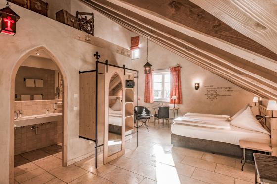 Mittelalter Übernachtung - inkl. Frühstucksbuffet im Themenzimmer für 2 Personen 3 