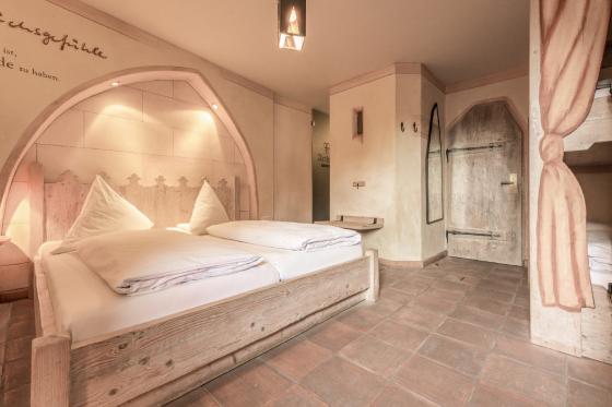 Nuit au Moyen-Âge - En chambre standard, avec petit déjeuner pour 2 personnes  