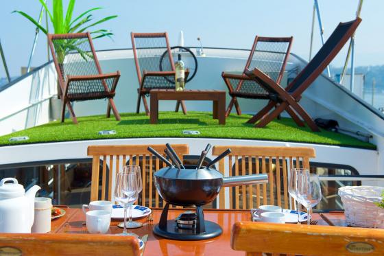 Soirée romantique sur le Léman - fondue  sur un bateau de luxe privatisé 1 