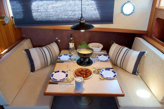 Soirée romantique sur le Léman - fondue  sur un bateau de luxe privatisé 7 