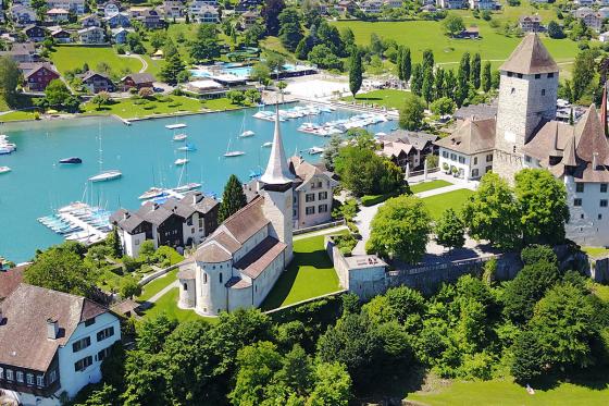 Journée au château de Spiez - Tour en bateau en 1ère classe, apéro & entrée au musée | 1 pers. 2 
