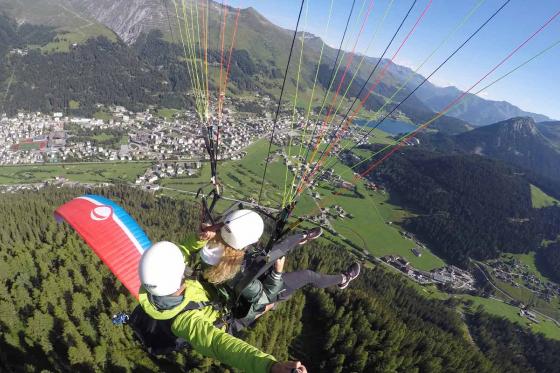 Gleitschirmflug für Paare - Gemeinsam abheben in Davos Klosters  
