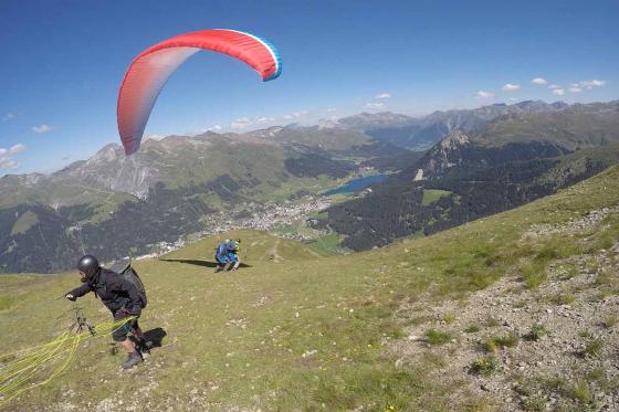 Gleitschirmflug für Paare - Gemeinsam abheben in Davos Klosters 9 