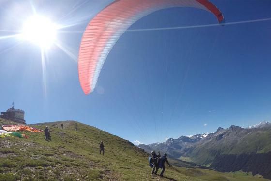 Gleitschirmflug für Paare - Gemeinsam abheben in Davos Klosters 10 