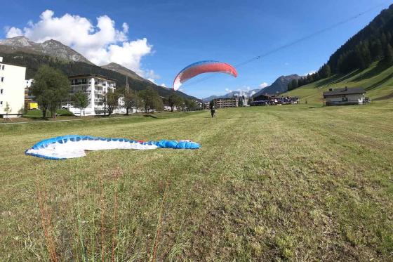 Gleitschirmflug für Paare - Gemeinsam abheben in Davos Klosters 12 