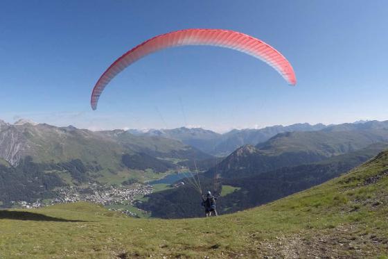Gleitschirmflug für Paare - Gemeinsam abheben in Davos Klosters 13 