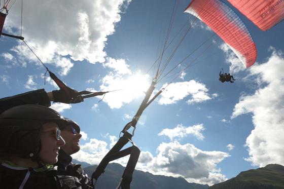 Gleitschirmflug für Paare - Gemeinsam abheben in Davos Klosters 14 