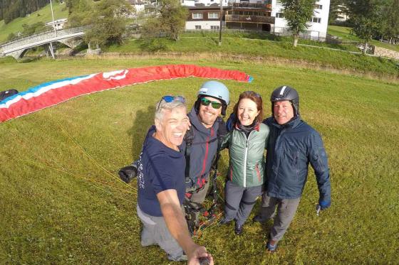 Gleitschirmflug für Paare - Gemeinsam abheben in Davos Klosters 16 