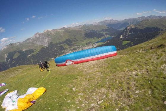 Gleitschirmflug für Paare - Gemeinsam abheben in Davos Klosters 17 