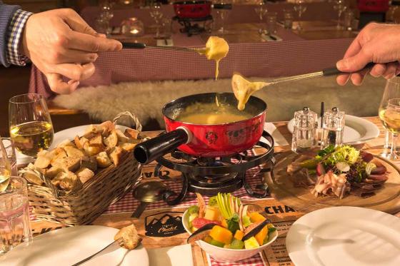Fondue au chalet - Repas à 3 plats pour 4 personnes  