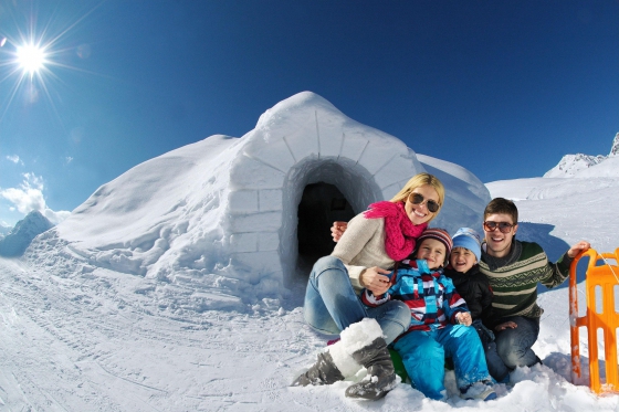 Nuit en igloo en famille - Incl. tour en raquettes et fondue  