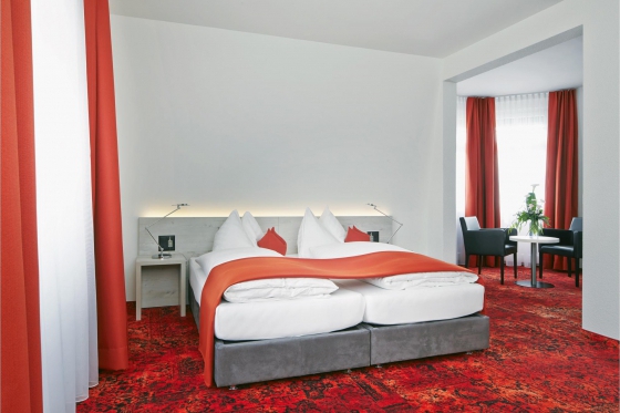 Séjour au bord du lac de Thoune - Nuit en loveroom, dîner aux chandelles et bouteille de Prosecco inclus 5 