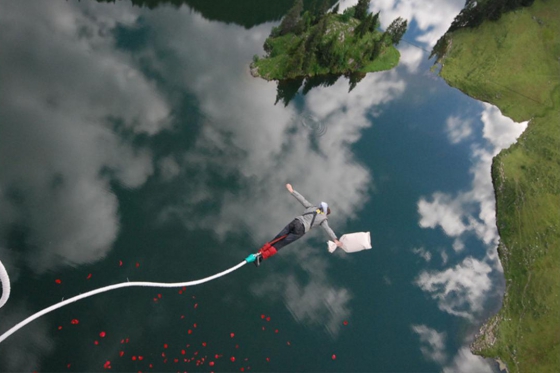 Saut à l'élastique au Stockhorn (BE) - Sautez depuis un téléphérique à 134 mètres de haut 1 