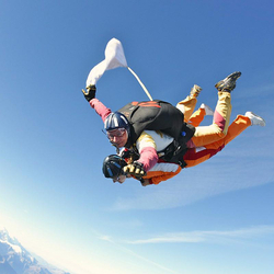 Saut en parachute, à Colombier (NE)