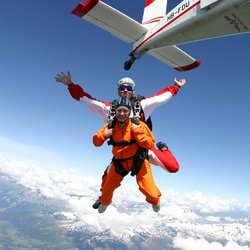 Saut en parachute, à Raron (VS)