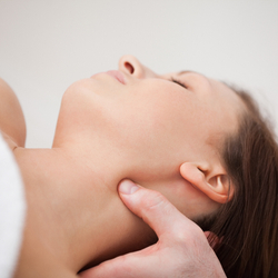 Thérapie craniosacrale, du bas du dos au bout des cheveux