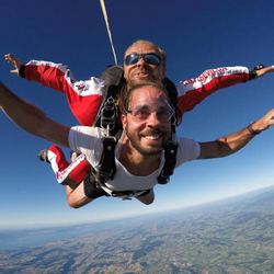 Saut en parachute, à Ecuvillens (FR)