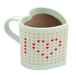 Tasse en forme de coeur, avec message « I love you »