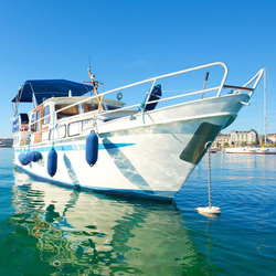 Nuitée dans un bateau de luxe, Nuit dans un bateau privé avec une bouteille de vin