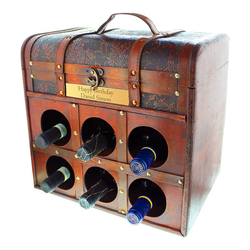 Gravierte Weintruhe, mit italienischen Rotweinen
