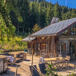 Nuit dans un chalet traditionnel, avec petit déjeuner inclus pour 2 personnes