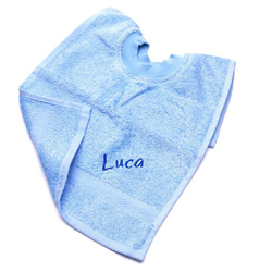 Hellblauer Schlupflatz, mit Namen bestickt